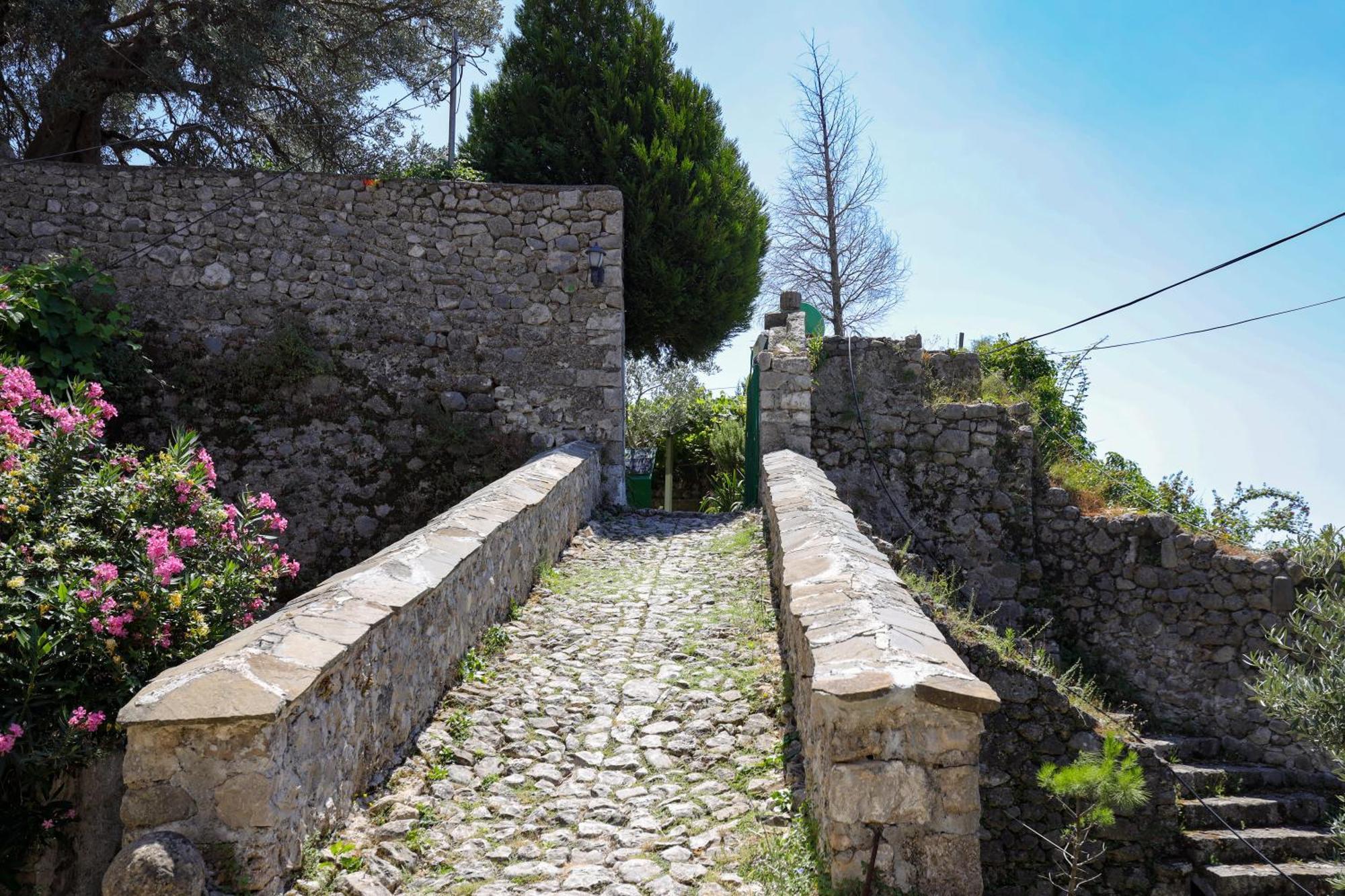 The House Of Dollma , Inside Kruja Castle Hotel Exterior photo