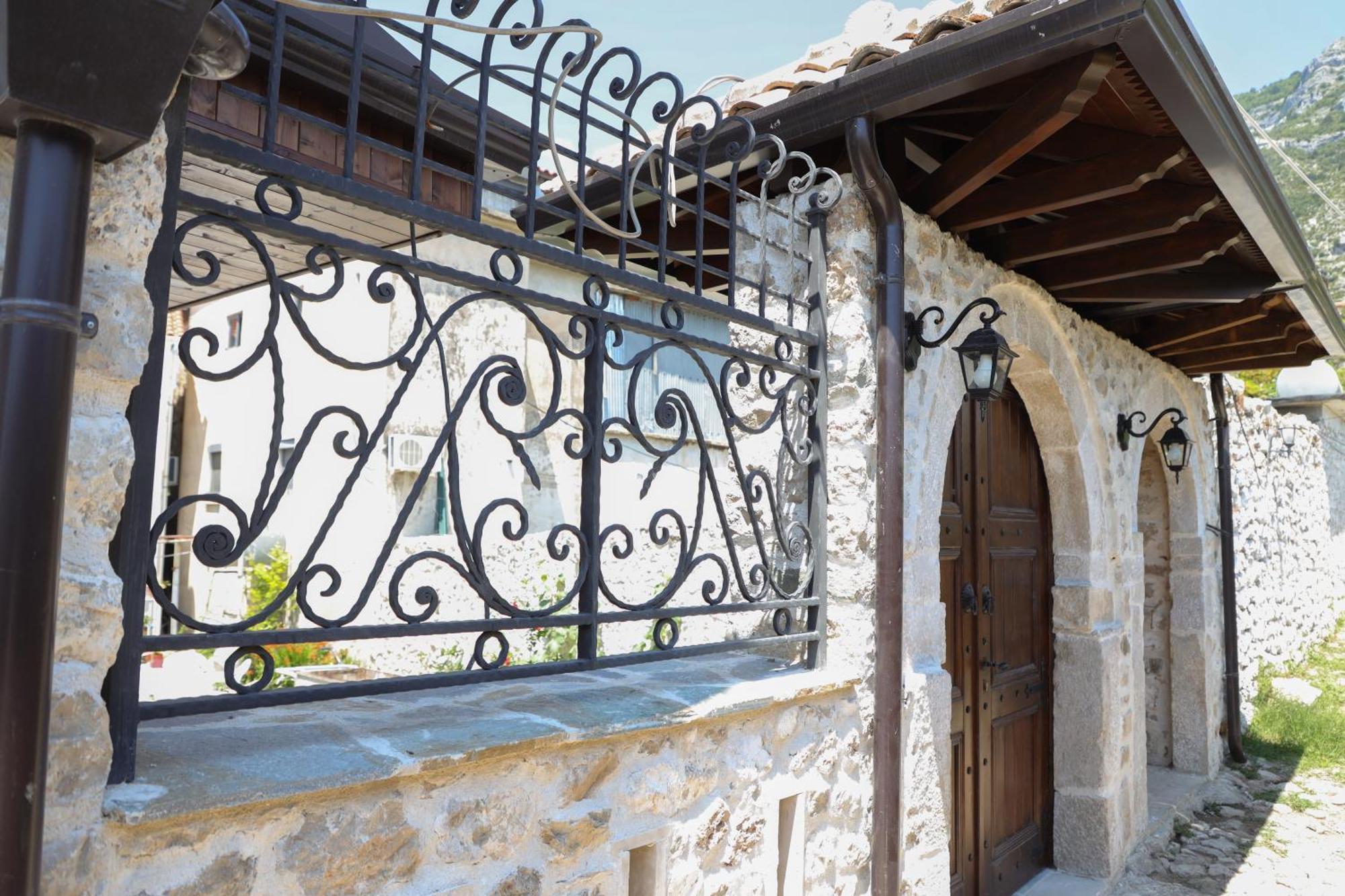 The House Of Dollma , Inside Kruja Castle Hotel Exterior photo